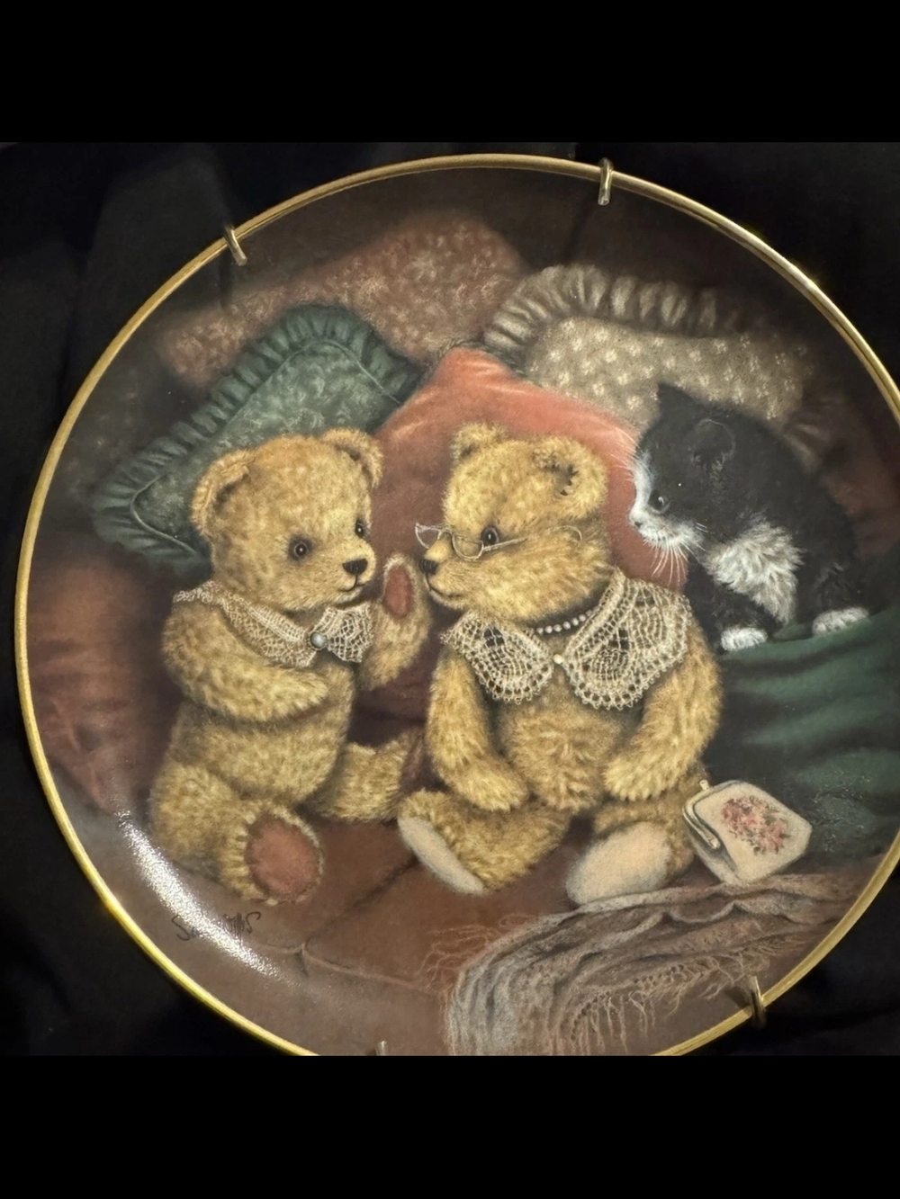 Decorative Teddy Bear Plate with Kitten Illustration - Gold Rim